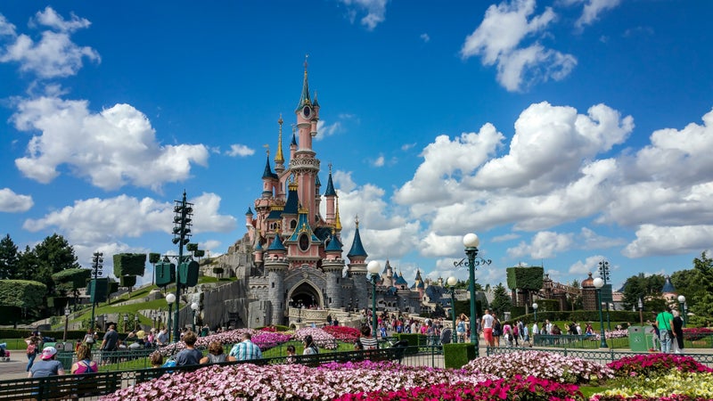Disneyland Paris accueille plus de 15 millions de visiteurs par an mais n'a dégagé de bénéfices qu'une année sur deux depuis sa création: le parc d'attractions est-il toujours un filon rentable en France?