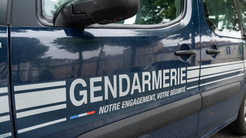Isère: un homme au volant d'un utilitaire force un péage et percute une voiture de police, un scooter retrouvé dans son coffre