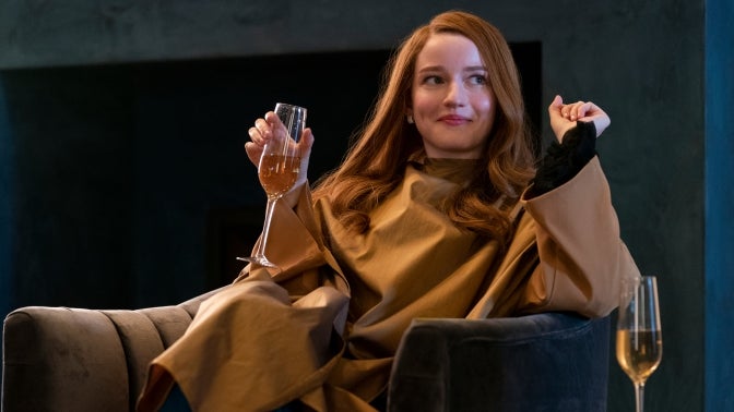 Julia Garner dans "Inventing Anna", la nouvelle mini-série de Shonda Rhimes