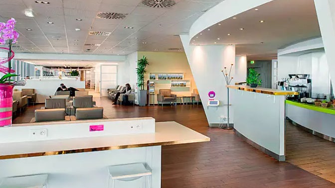 Même les compagnies low-cost proposent des salons maintenant: Easyjet et Transavia se disputent les anciens voyageurs d’affaires d’Air France