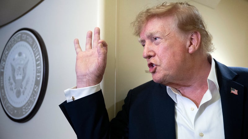 Un président "intelligent" est le seul garde-fou dont l'IA a besoin: Donald Trump s'en prend au patron d'Anthropic après son appel à ralentir le développement de l'IA et dénonce une "conspiration malsaine"