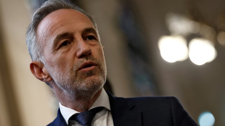 Le maire de Paris saisit la procureure après la découverte de tags prônant la remigration.