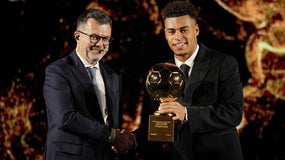 Désiré Doué avec son trophée de Golden Boy en décembre 2025