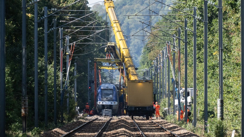 Déraillement d'un train en Normandie: les opérations de relevage ont commencé, 200 personnes mobilisées