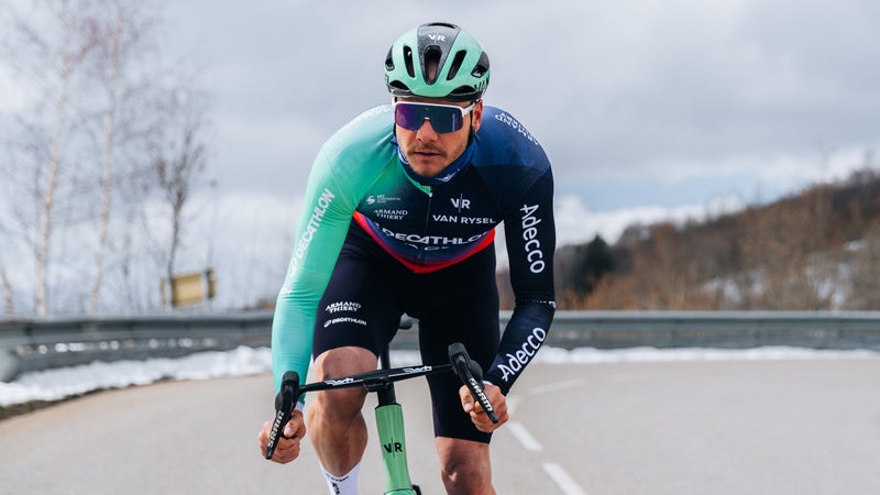 Emilien Jacquelin avec le maillot de l equipe cycliste Decathlon CMA CGM en 2026 2261418