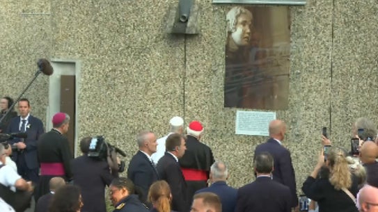 Le pape Léon XIV se recueille devant la photo de "l'enfant qui pleure" dans le sanctuaire de Lourdes, le 27 septembre 2026 Le pape Léon XIV se recueille devant la photo de "l'enfant qui pleure" dans le sanctuaire de Lourdes, le 27 septembre 2026