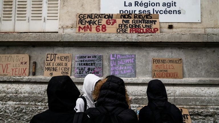 INFOGRAPHIES. Les emplois du temps des lycéens français sont-ils plus chargés que ceux de leurs voisins européens?