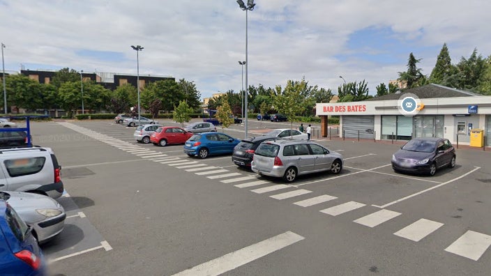 Un homme a été retrouvé mort dans un chariot de supermarché sur le parking du Leclerc de Dreux (Eure-et-Loir), le 7 août 2023.