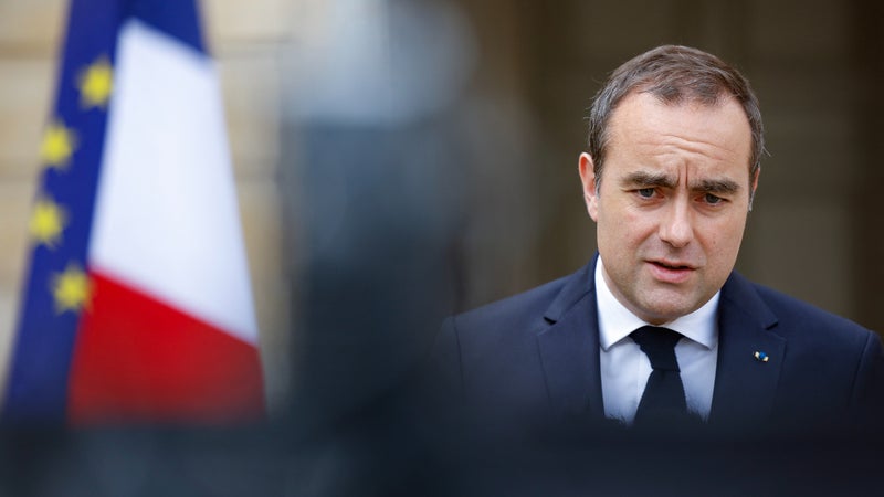 6,4 milliards d'euros en plus pour les Armées, hausse de 800 millions pour l'Éducation nationale, mais des dépenses qui augmenteront moins vite que l'inflation... Sébastien Lecornu promet du "sur-mesure" pour le budget 2027