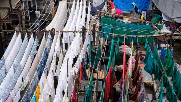 "Ça fait bidonville": un maire interdit d'étendre son linge au balcon dans le centre-ville et divise