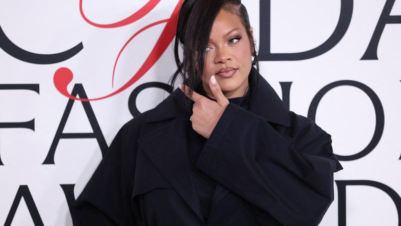 "J'irai chercher ton cœur"... Rihanna chante avec ses amies au concert de Céline Dion