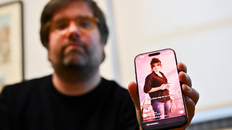"Le monde a changé pendant que tu dormais": en Argentine, un journal télévisé pour les réseaux sociaux, entièrement généré par intelligence artificielle, inquiète les médias locaux