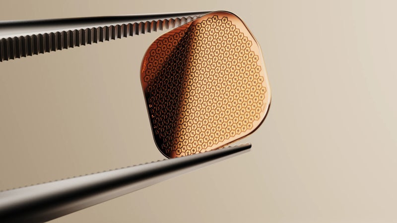 Un implant électronique qui promet de rendre la vue aux patients atteints de DMLA grâce à l'IA obtient le feu vert pour être vendu en Europe