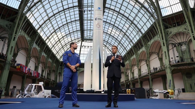 Des investissements "pour renforcer l’industrie spatiale européenne": Emmanuel Macron annonce la signature de "plus de 50 contrats" au sommet sur l'espace pour environ 20 milliards d'euros