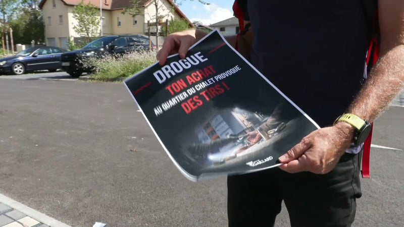 "Ton achat provoque des tirs": le maire d'une ville de Haute-Savoie déploie des affiches pour sensibiliser contre le trafic de drogue