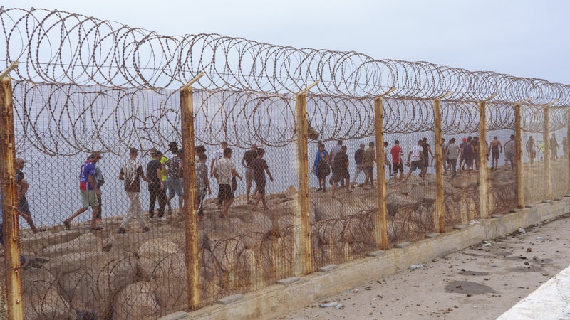 Une enquête ouverte en Espagne après l'entrée de dizaines de milliers de migrants fin juillet dans l'enclave de Ceuta