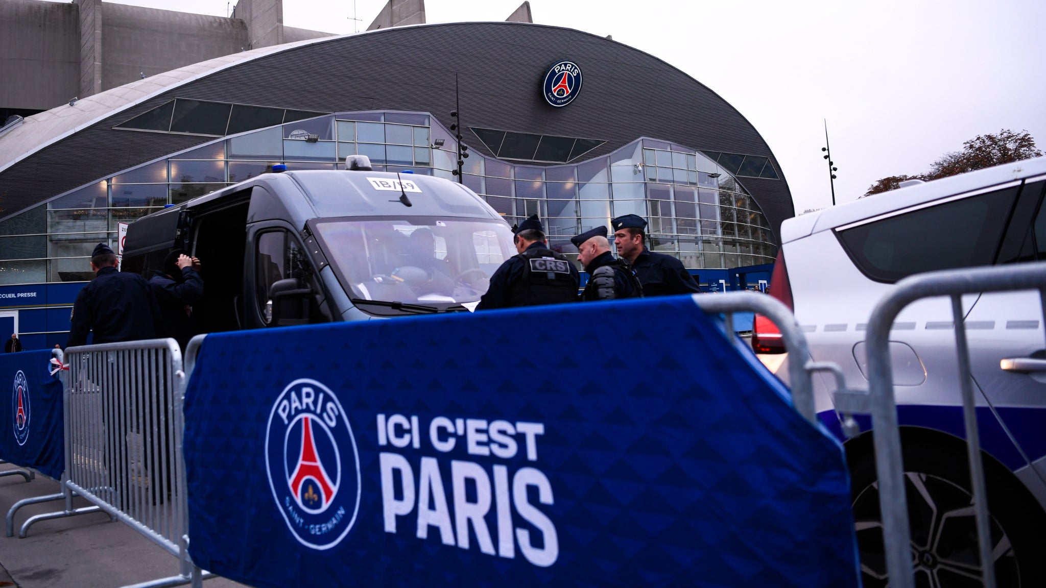 Les forces de l'ordre aux abords du Parc des Princes avant un match du PSG en Ligue 1, octobre 2026