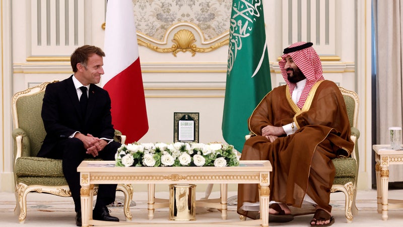 L'Arabie saoudite ne va pas se limiter aux 95.000 tonnes de diesel déjà sécurisées: Emmanuel Macron annonce que le pays s'engage sur des livraisons supplémentaires aussi longtemps "que nécessaire"