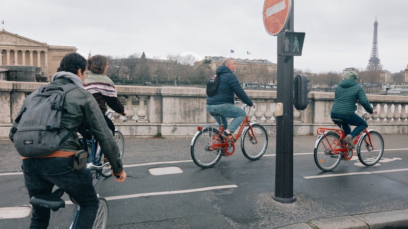 "Les aménagements pourris tuent, les angles morts tuent": la colère des associations après la mort d’une cycliste à Paris