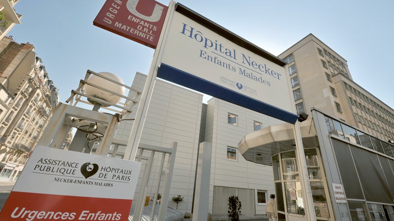“Elle nous regarde, elle nous sourit”: face à l'hôpital Necker, des parents refusent d'interrompre les soins de leur fille de 4 mois