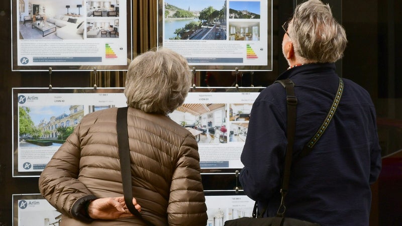 Face à la remontée des taux de crédit immobilier, les prix des logements anciens ont fléchi de 0,8% sur un an au deuxième trimestre, tirés à la baisse par ceux des maisons individuelles