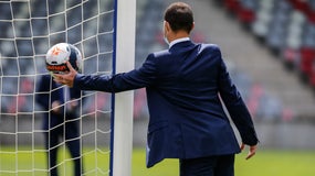 Un arbitre testant la goal-line technology