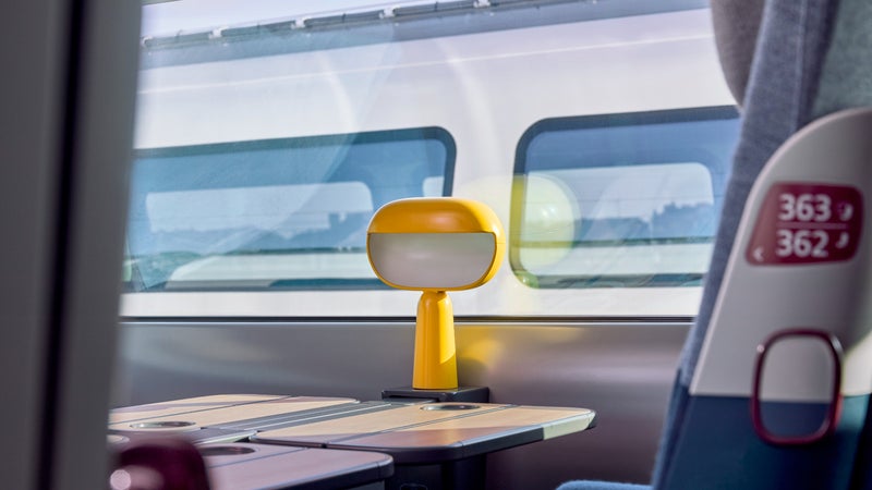 Une "pièce de design accessible au plus grand nombre": la nouvelle lampe iconique du TGV M de la SNCF se fait une place dans les salons (pour la modique somme de 350 euros)