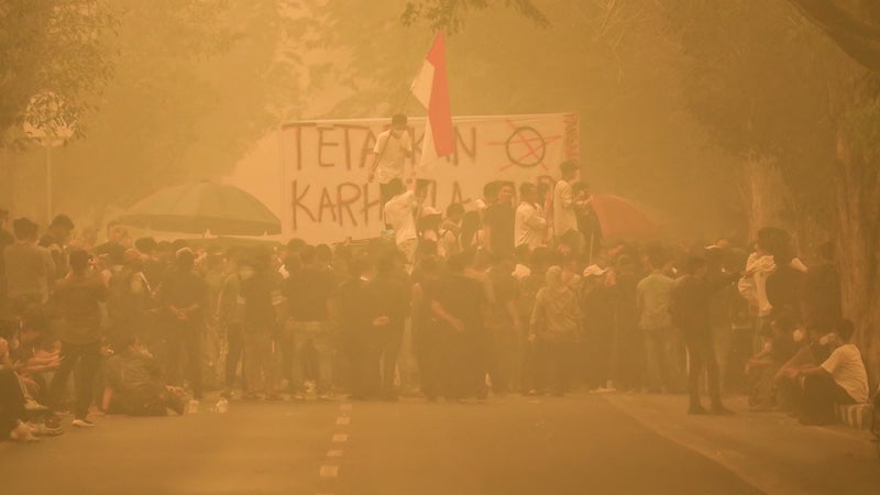 Des centaines d'étudiants réclament une action du gouvernement face aux fumées des incendies en Indonésie