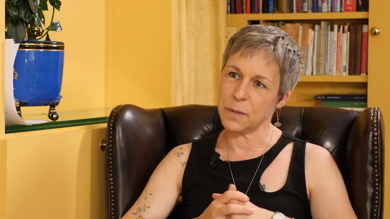 Qui est Agnès Ledig, la romancière qui rend sa Légion d'honneur à cause de la loi d'urgence agricole?
