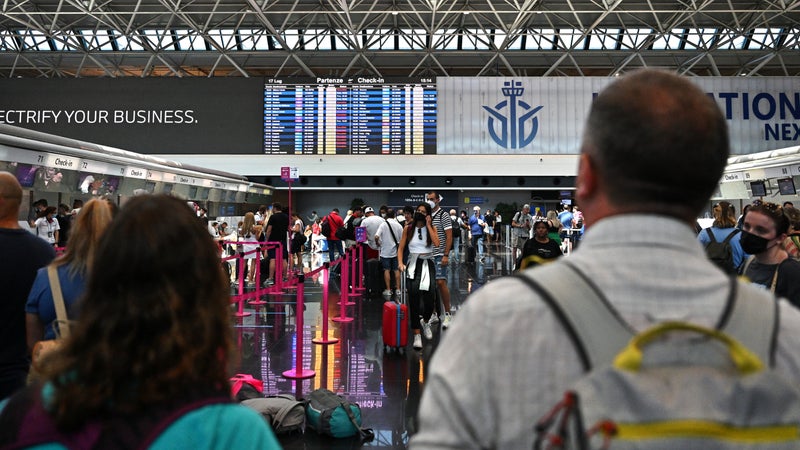 Vendredi noir dans le ciel italien: le trafic aérien perturbé à cause d'un problème de transmission de données et d'une grève chez Easyjet