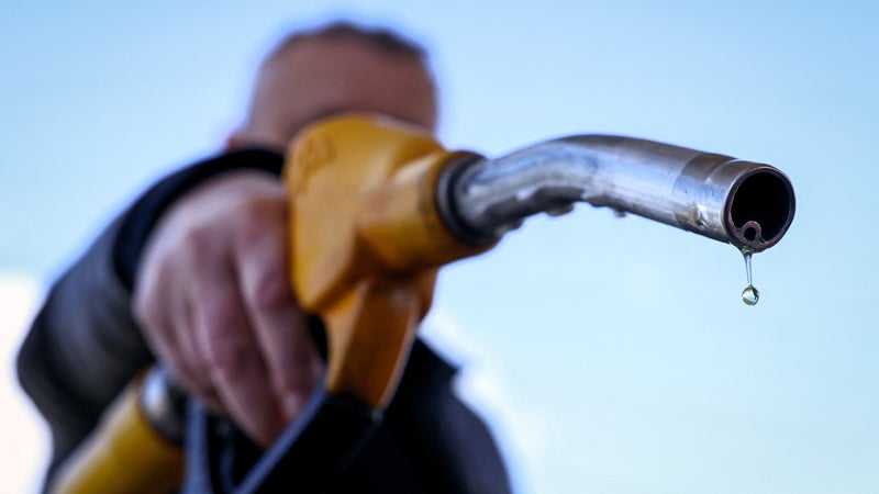 Face à la flambée continue des prix des carburants, le gouvernement va annoncer de nouvelles aides ce mardi