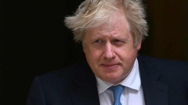 Guerre en Ukraine: l'ancien Premier ministre Boris Johnson et l'ex-directeur de la CIA présents en gare "peu de temps" avant la frappe russe contre un train