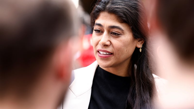 "Nous ne pouvons tolérer des actes de ce genre": Rima Hassan accusée d'avoir renversé des drapeaux israélien et européen au Parlement européen