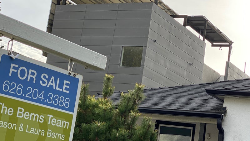"Pour un prêt de 300.000 dollars sur 30 ans, c'est 226 dollars de plus par mois": avec la hausse des coûts d'emprunts aux États-Unis, les ventes de logements plongent à leur plus bas niveau depuis 25 ans