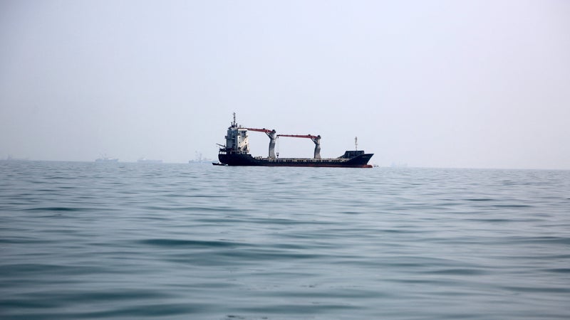 Guerre au Moyen-Orient: plusieurs navires en feu dans le Golfe après des tirs iraniens dans la région