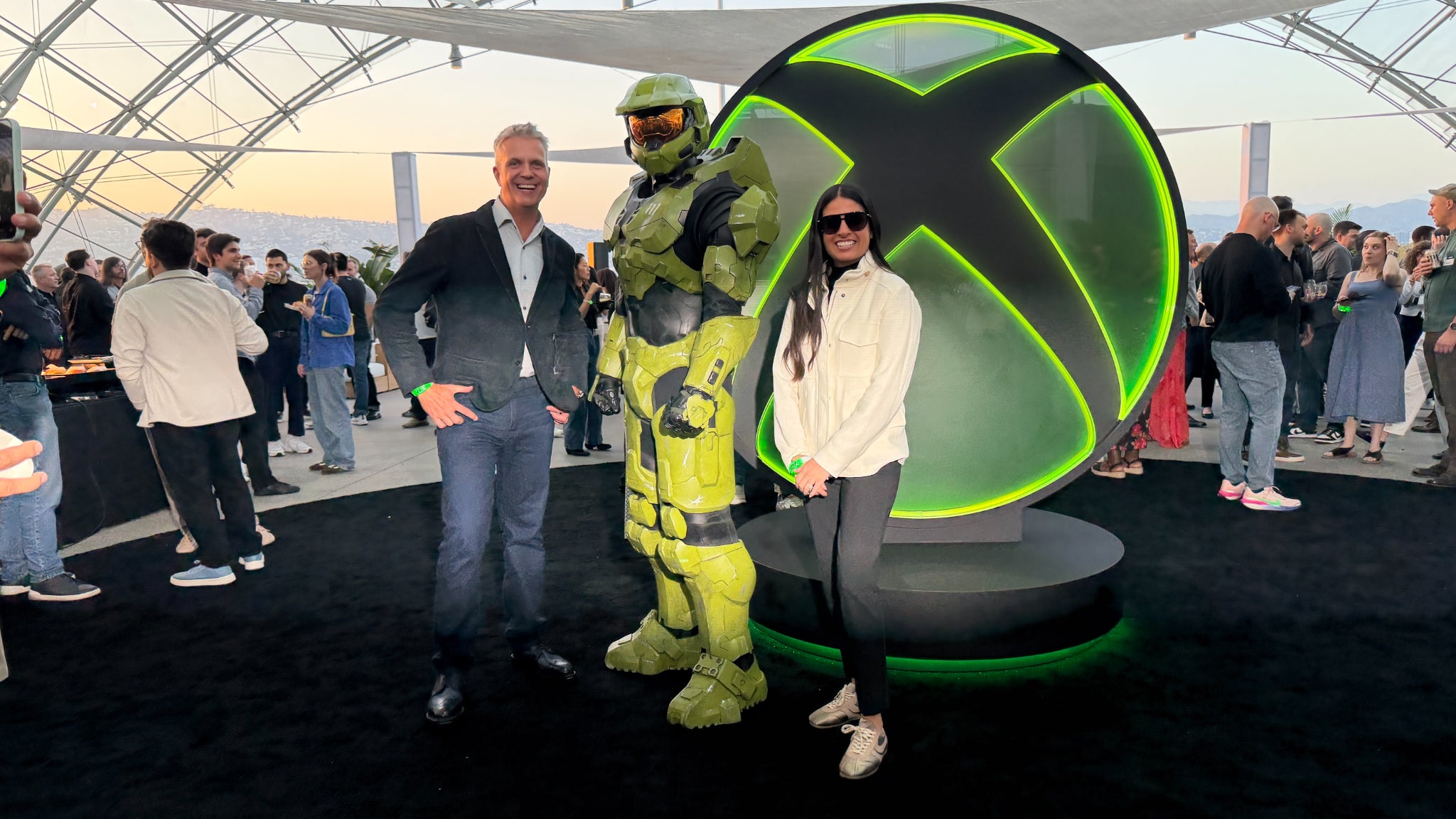 Matt Booty, directeur des contenus, et Asha Sharma, la nouvelle patronne de Xbox, entoure le Master Chief, héros du jeu Halo, à la veille du Xbox Games Showcase 2026