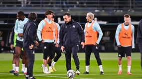 L'entraîneur de l'OM Roberto De Zerbi et ses joueurs à l'entraînement le 7 janvier 2026 au Koweit