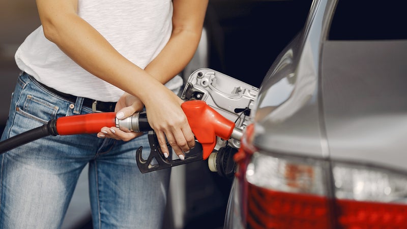Rouler "au rouge": cette astuce de certains automobilistes pour faire baisser le prix du carburant leur fait risquer de lourdes sanctions