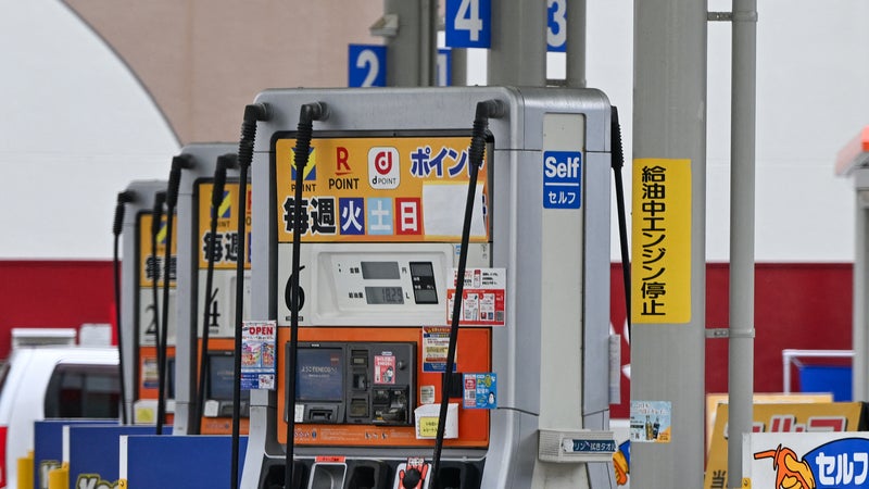 Il n'a pas une goutte de pétrole mais son essence est à 1,08 euro le litre: le Japon a une astuce pour maintenir son carburant abordable (il paie des milliards)