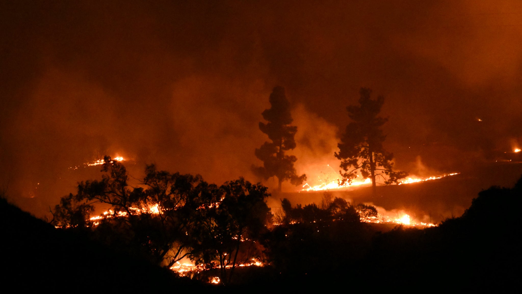 Les images impressionnantes des incendies qui font rage dans le sud de ...