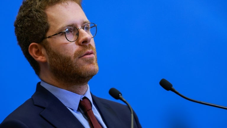 Plus de 800.000 agents publics touchent un salaire inférieur au Smic en 2026: le gouvernement propose aux syndicats de relever l'indice minimum des fonctionnaires au 1er janvier