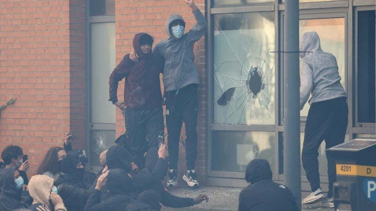 Violences du 7 octobre: le ministère de l'Intérieur recense 2.397 interpellations, 997 policiers et gendarmes blessés dont 7 graves
