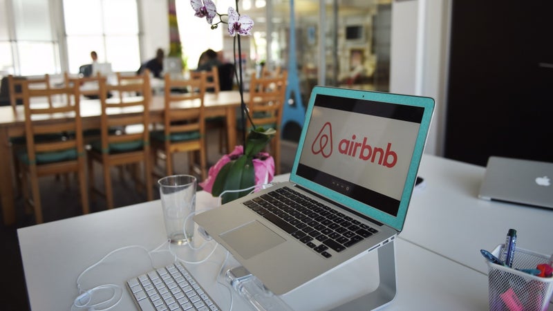 Sur Airbnb, votre hôte n'a plus le droit de vous obliger à faire la vaisselle ou jeter les poubelles: la plateforme change ses règles pour être "raisonnable"