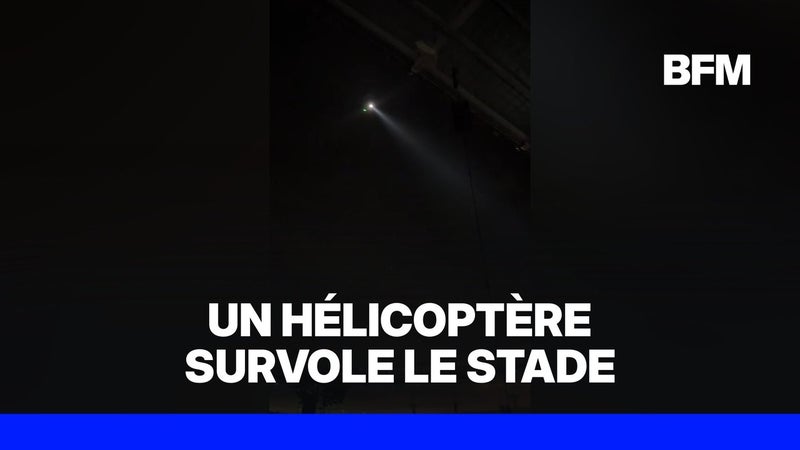 Un hélicoptère survole le Stade de France pendant le concert de Jay-Z