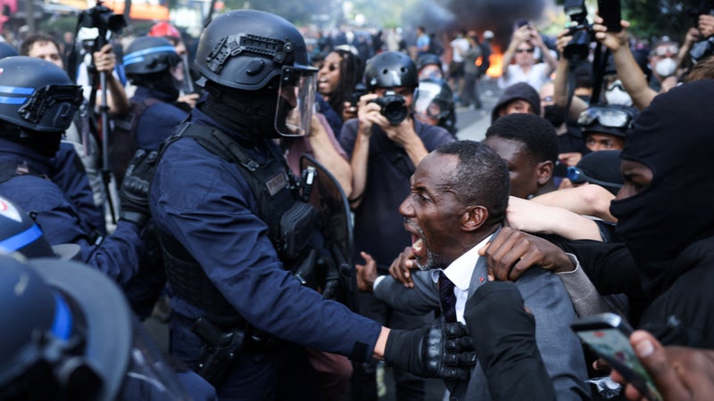 "Arrêtez! Reculez!": les images de Bally Bagayoko s'interposant entre lycéens et forces de l'ordre à Paris font le tour de la presse internationale