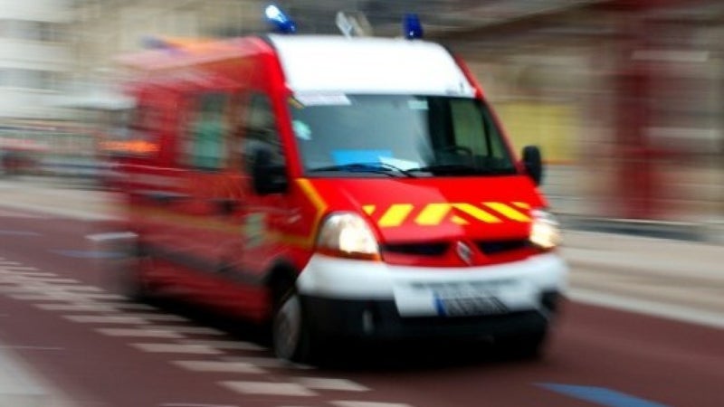 Colère lycéenne: deux véhicules incendiés devant un lycée à Poitiers, le préfet annonce un dépôt de plainte