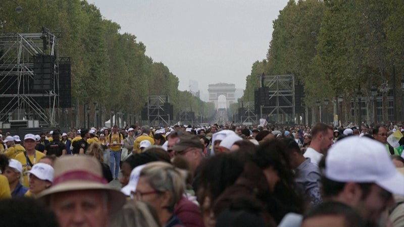 DIRECT. Léon XIV: la foule attend l'arrivée de la papamobile sur les Champs-Élysées