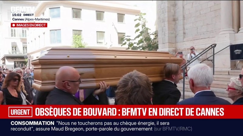 Obsèques de Philippe Bouvard: le cercueil fait son entrée dans l’église sous les applaudissements
