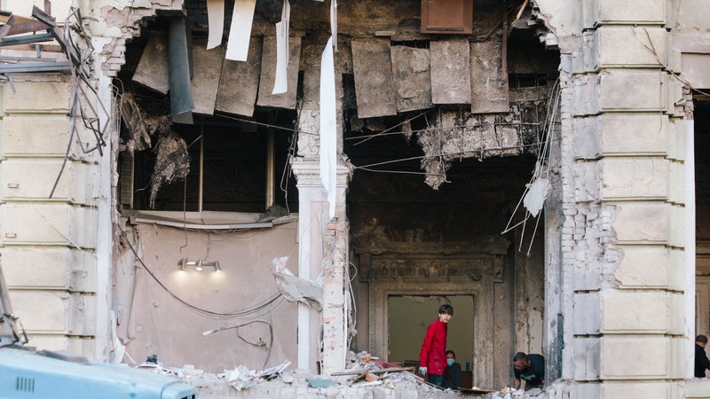 Au moins six morts dans des frappes russe et ukrainienne dans l'est de l'Ukraine