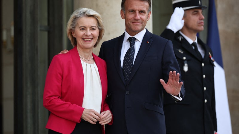 Produire rapidement 20% de carburant en plus: Emmanuel Macron écrit à Ursula von der Leyen pour qu'elle accepte de desserrer les contraintes sur les raffineries